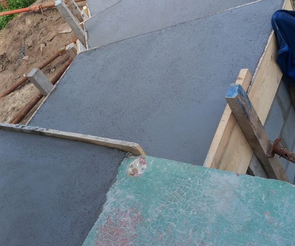 Dalle en béton fraîchement coulée avec finition soignée