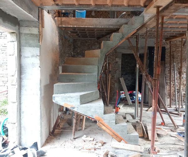 Escalier en béton armé en cours de construction dans une habitation