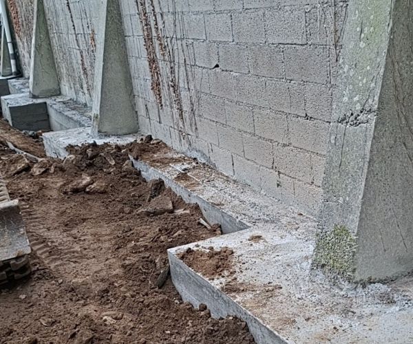 Fondations en béton armé pour un bâtiment en construction