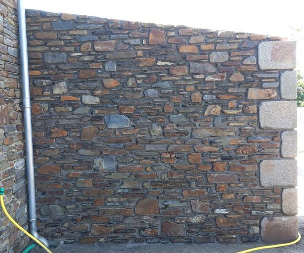 Mur en pierre traditionnelle réalisé en maçonnerie artisanale