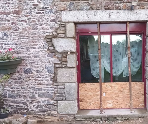 Création d’une ouverture dans un mur en pierre avec encadrement maçonné